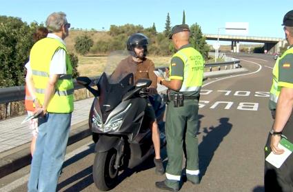 La Guardia Civil efectuando un control a un motorista en Gévora