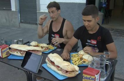 El reto de comer un bocadillo gigante en Burguillos del Cerro