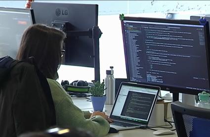 Empleado frente al ordenador trabajando en una empresa de ciberseguridad