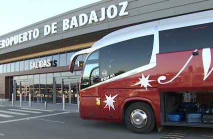 Autobús para trasladas a los pasajeros del vuelo cancelado a Madrid