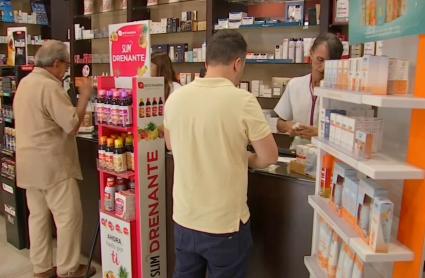 Comprando repelentes de insectos en farmacia