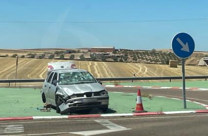 Estado en el que se encuentra el vehículo tras ser abandonado y vandalizado en el cruce de La Haba