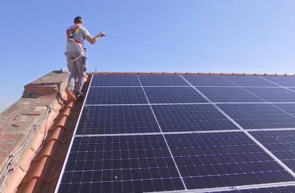 Placas solares en una comunidad