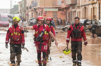 Bomberos trabajando en el rescate de personas en la Comunidad Valenciana