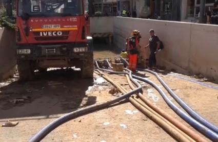 Bomberos actuando tras los estragos de la DANA