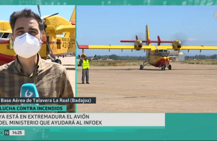 El avión ya se encuentra en su centro de operaciones, la base aérea de Talavera la Real. Momento del aterrizaje del avión. El periodista aparece en directo junto a la aeronave a pie de pista.