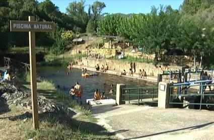 Piscina natural de Descargamaría con bañistas.