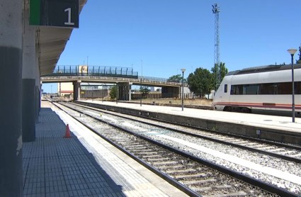 La estación de trenes de Badajoz volverá a tener un trayecto diario de ida y vuelta con Madrid.  Un tren ya espera en la estación de Badajoz para recuperar la conexión ferroviaria con la capital de España.