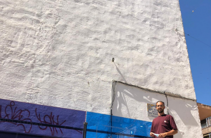 El artista urbano, Brea, delante del muro en el que homenajeará a los trabajadores de la pandemia