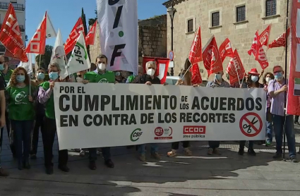 Protesta de los sindicatos frente a la sede de la presidencia de la Junta de Extremadura
