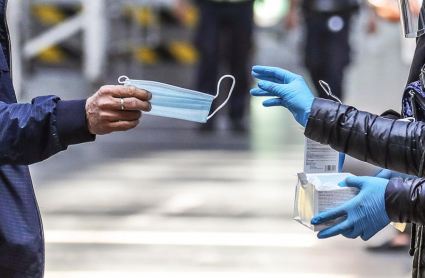 Entrega de mascarillas en una ciudad europea