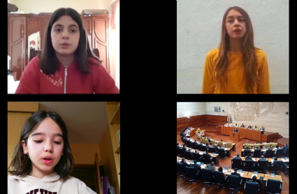 Tres escolares extremeñas actuando como diputadas desde casa