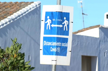 Cartel en las calles de Sagrajas en el que se recuerda mantener la distancia de dos metros