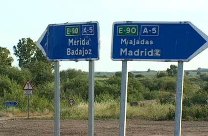 Dos carteles de carretera señalizando direcciones de las provincias de Cáceres y Badajoz