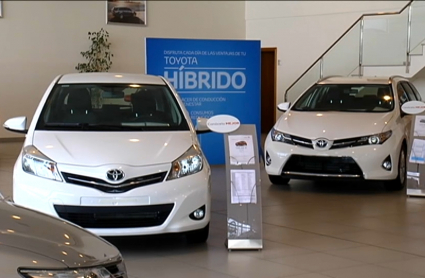 Zona de exposición de coches en venta en un concesionario de Badajoz.