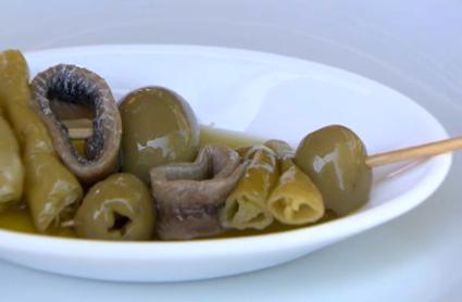 tapa de un bar de anchoa, aceituna y pimientos