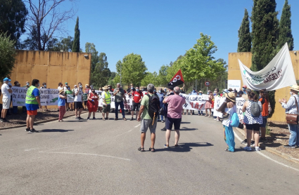 Ecologistas en Acción se manifiesta a las puertas del complejo turístico Isla de Valdecañas