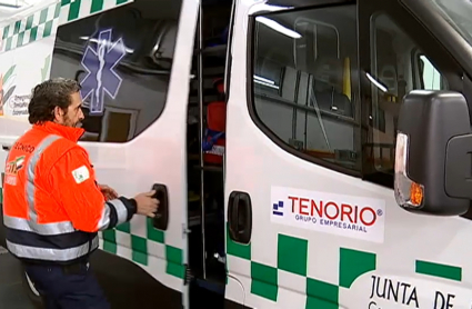 Un trabajador, en una de las ambulancias de Tenorio