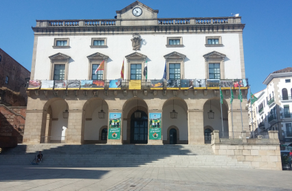 Imagen de la fachada principal del Ayuntamiento de Cáceres