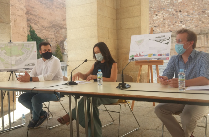 Imagen de la presentación del proyecto con la consejera de Educación, el Alcalde de Cáceres y el arquitecto del proyecto