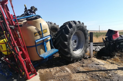 Imagen del tractor tras la colisión con el tren
