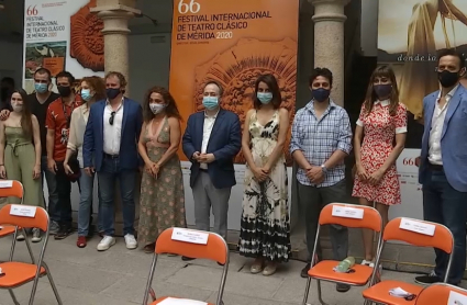 El elenco de 'Antígona' posa con mascarillas en la presentación de la obra en Mérida