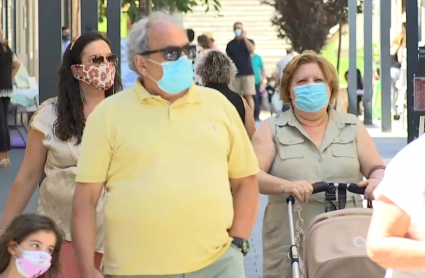 Personas con mascarilla paseando por la calle