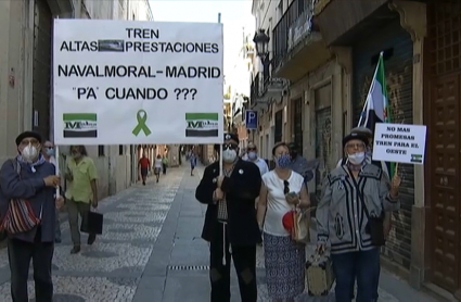 Miembros de Milana Bonita con pancartas reclamando un tren digno en las calles de Badajoz