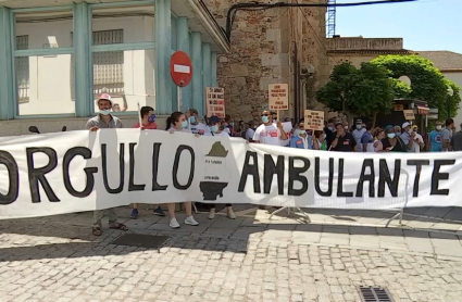 Miembros de la plataforma 'Orgullo ambulante' manifestándose frente a la Asamblea, en Mérida