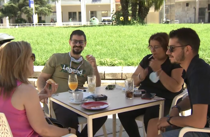 Personas fumando en la terraza de un bar