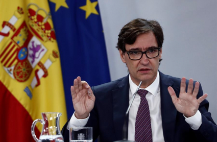 El Ministro de Sanidad Salvador Illa, hoy viernes, durante la rueda de prensa con la ministra de Defensa Margarita Robles, en el palacio de La Moncloa.