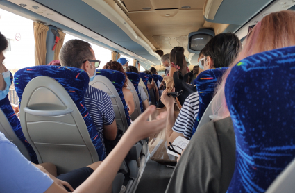 Imagen del autobus, sin plazas libres, en el que han sido trasladados los pasajeros del tren