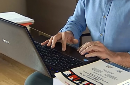 Imagen de una persona ante un ordenador en su casa