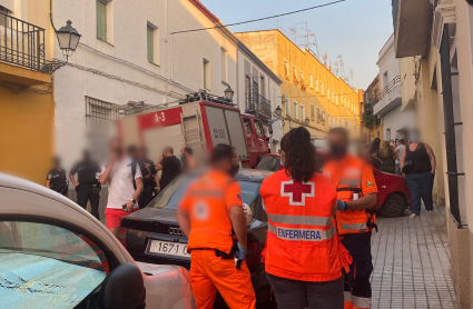 Miembros de Cruz Roja actuando en el lugar del derrumbe en Badajoz