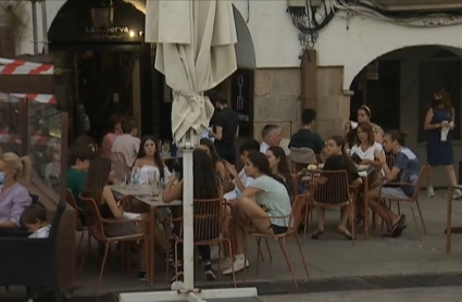 Grupo de jóvenes en las terrazas de la plaza Mayor de Cáceres.