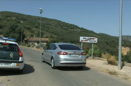 Un vehículo abandona la localidad pacense de Villarta de los Montes en pleno aislamiento social.