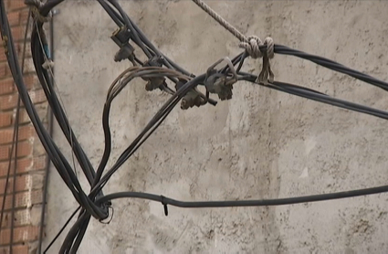 cables de la luz en el barrio del gurugú de Badajoz