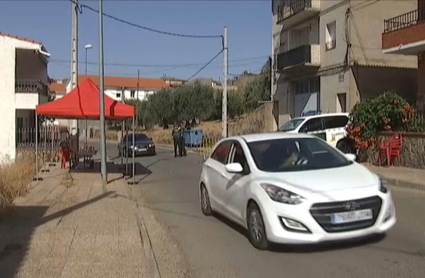 Un coche sale de Villarta de los Montes rumbo a su domicilio habitual.