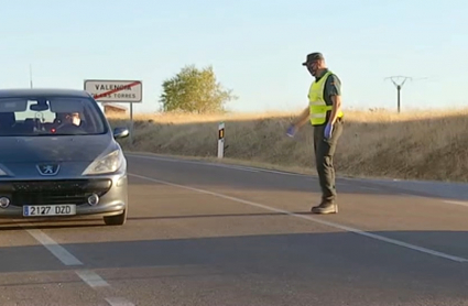 Un guardia civil para un vehículo en la salida de Valencia de las Torres 