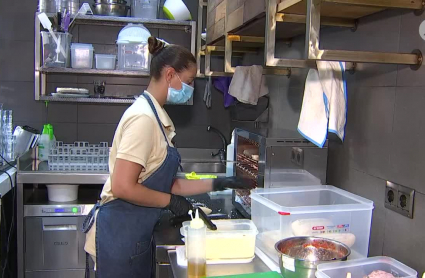 Sara trabajando en la cafetería Floco de Badajoz 