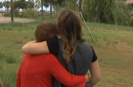 Abrazo entre una mujer diagnosticada con Alzheimer su hija