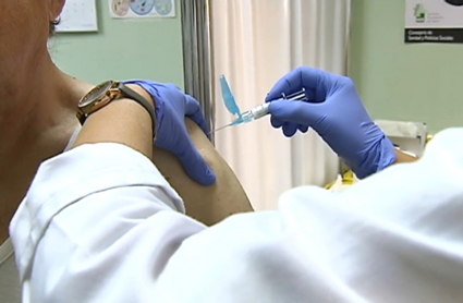 Un paciente, vacunándose de la gripe