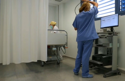 El equipo médico atiende a un paciente en un hospital.