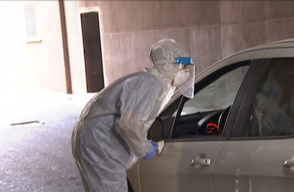 Realización de pruebas PCR en vehículos en Badajoz