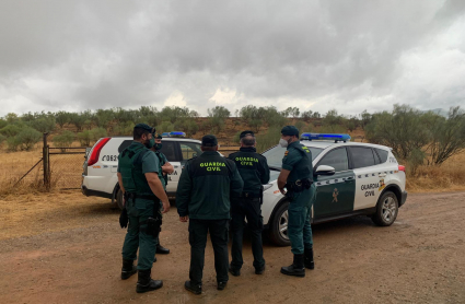 Dispositivo de la Guardia Civil a la entrada de la finca