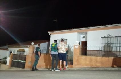 El detenido, a su llegada a su vivienda custodiado por la Guardia Civil