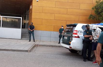 El detenido llega a los juzgados de Zafra. Ahora deberá prestar declaración ante el juez. 