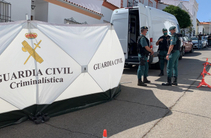 La Guardia Civil escolta la casa del detenido mientras se realizan los registros