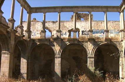 Interior en ruinas del convento de San Antonio de Padua