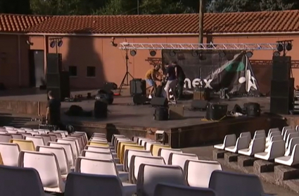 Una empresa de espectáculos se prepara para un concierto en el auditorio de Cáceres.